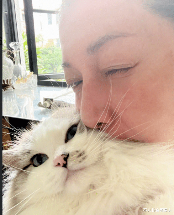 吴绮莉|成龙私生女被曝流落街头3个月后,49岁吴绮莉素颜老到认不出