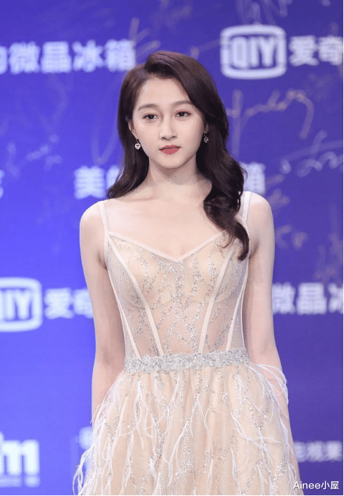 关晓彤的肩膀真不适合穿吊带，但裸色裙拼接羽毛，看着挺有气质