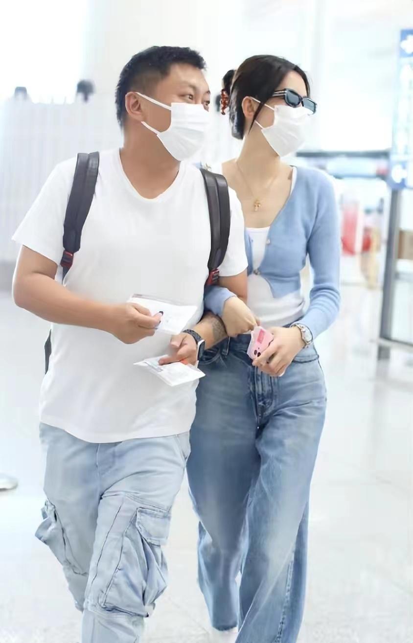 官宣|公开搂经纪人脖子贴面合影公开叫董子健妈妈 孙怡董子健离婚早就有迹可循