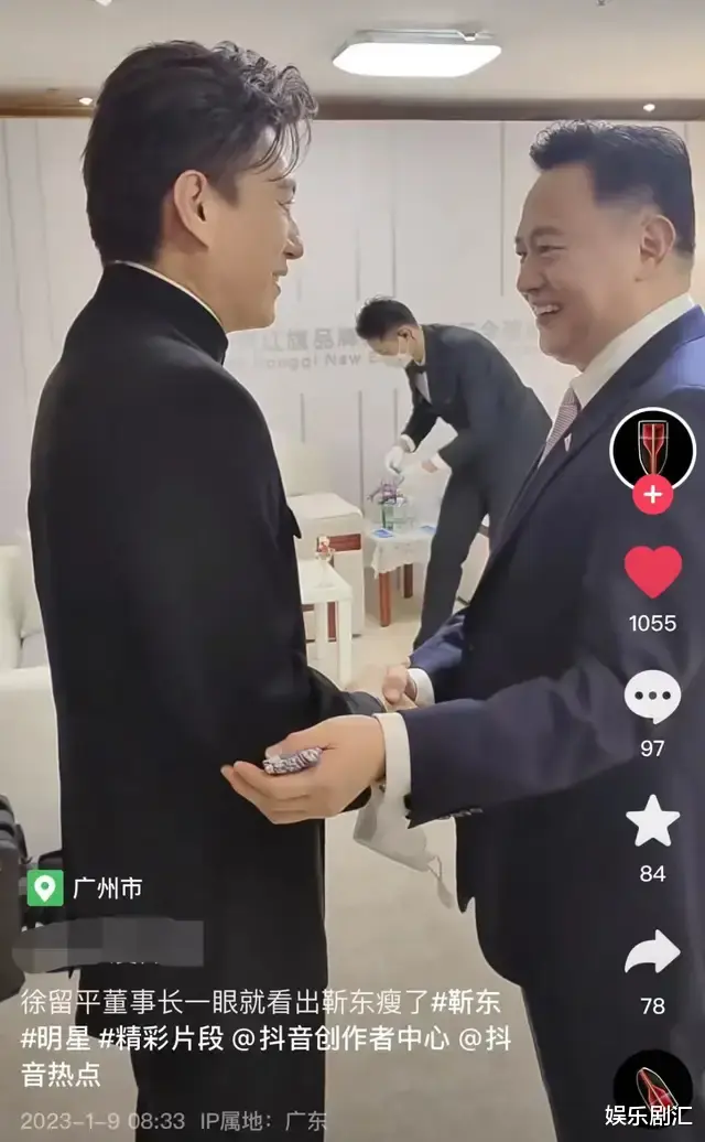 靳东|46岁靳东见商界大佬显拘谨,说话结巴,皱纹清晰,气质上就输了