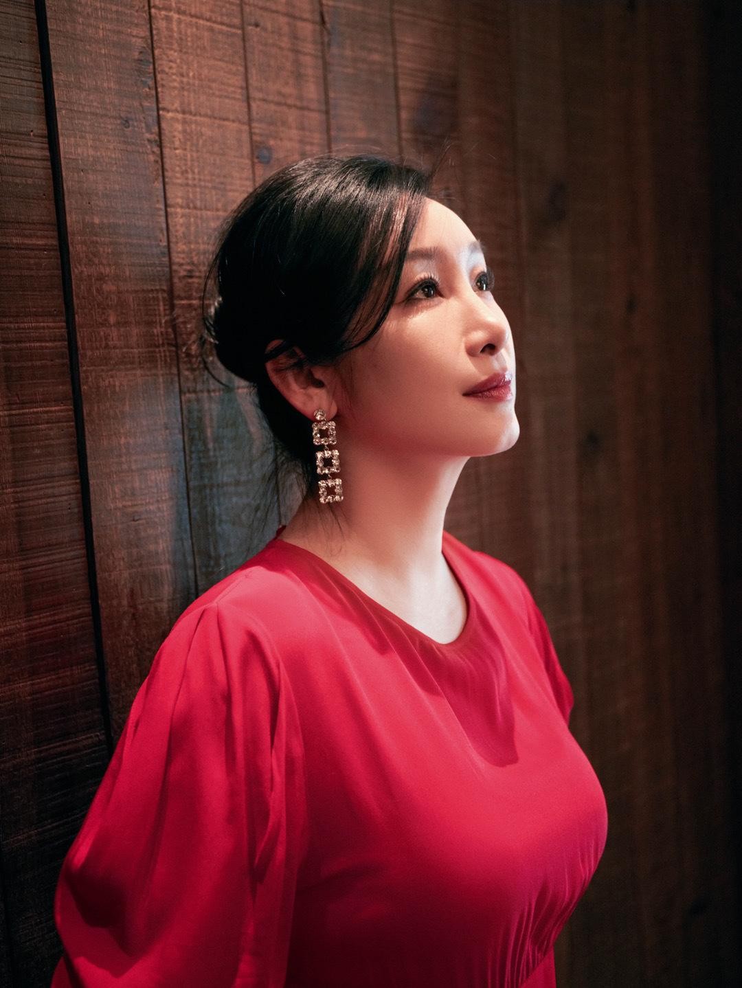 秦海璐|感觉秦海璐没变老，43岁了穿红裙还是那么动人，气质太好了