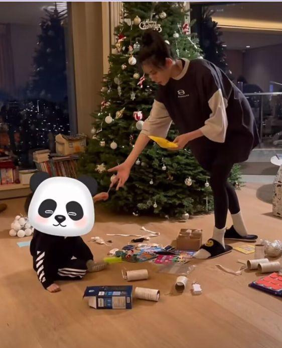 奚梦瑶|奚梦瑶豪宅布置圣诞树，儿女趴地上围观，何广燊担当妈妈小助手