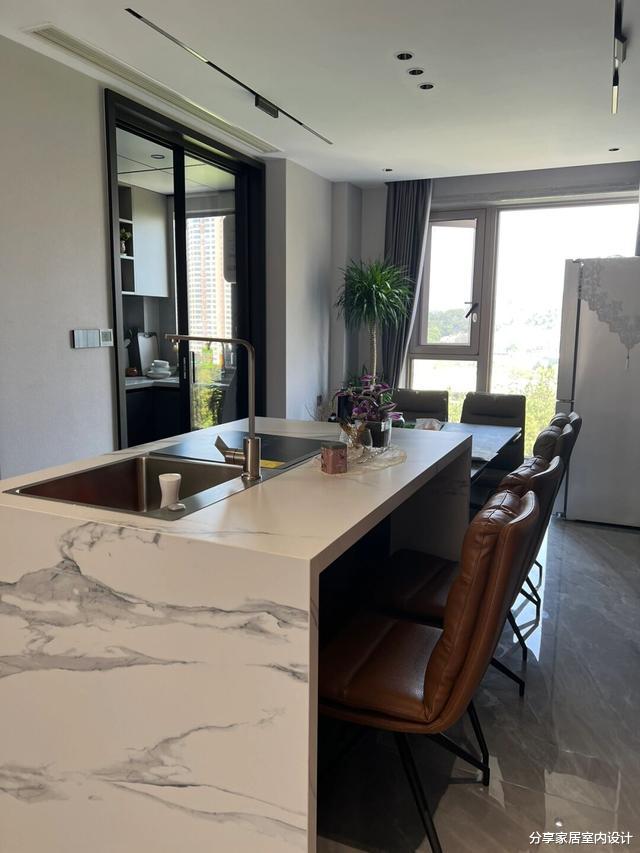 她家新房干净又漂亮，电视墙大气又实用，无主灯设计让人喜欢！