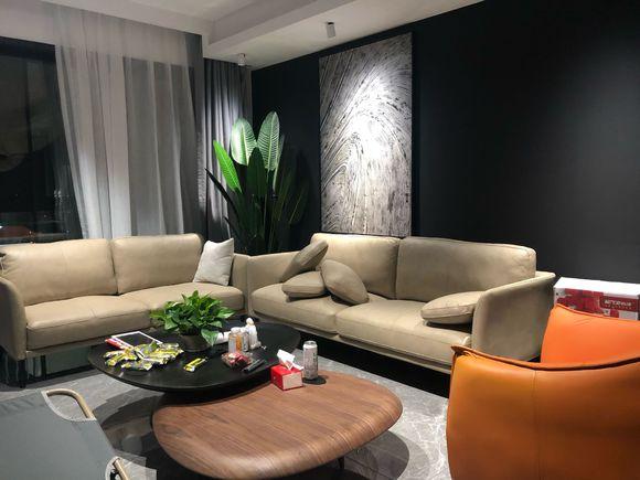 135平米新房装修费花了32万,经历6个月,朋友都说客厅效果太棒了