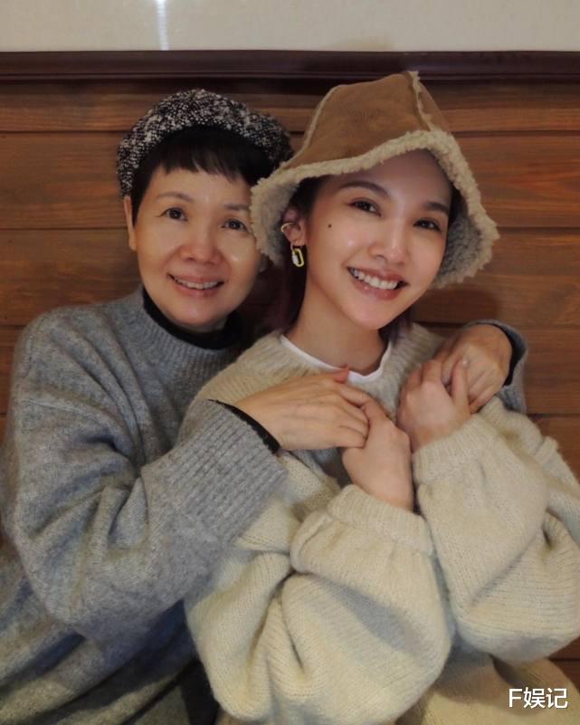 杨丞琳|杨丞琳晒母女合影庆祝妈妈生日 大赞妈妈65岁依旧冻龄