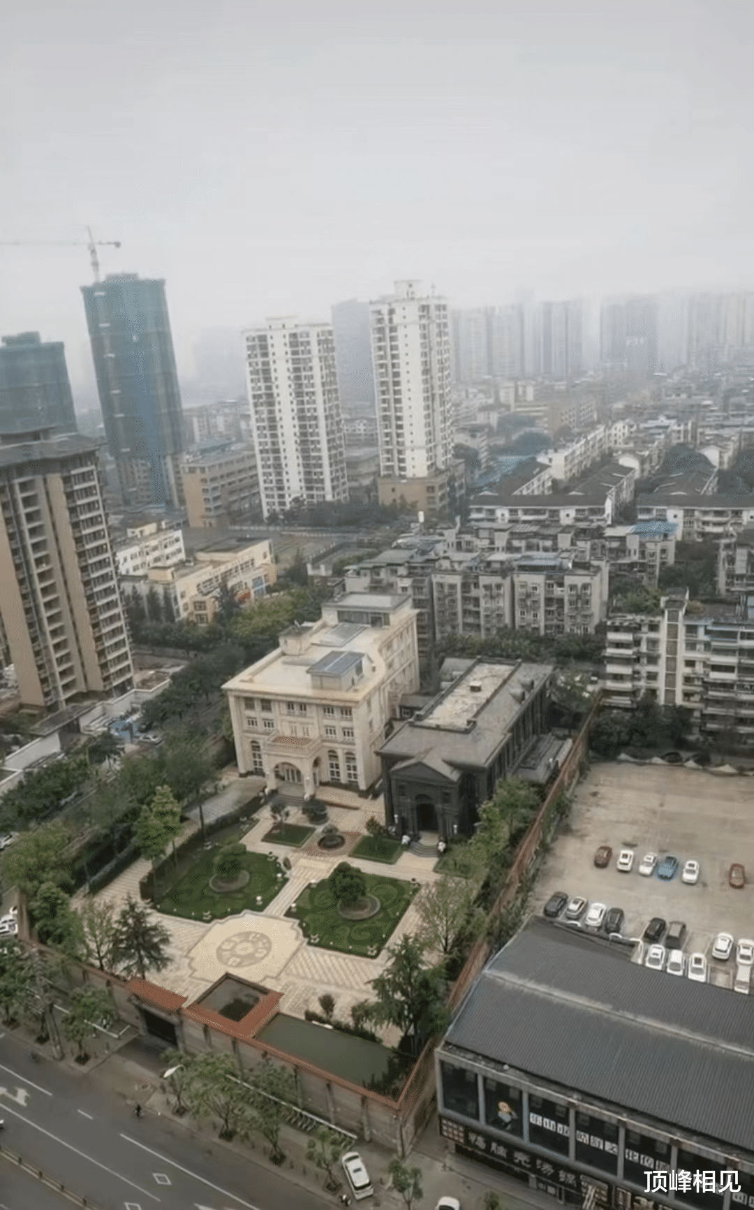 别墅|出门就能吃到鸭脑壳汤锅的乐山别墅，白色像钢琴，黑色像椅子