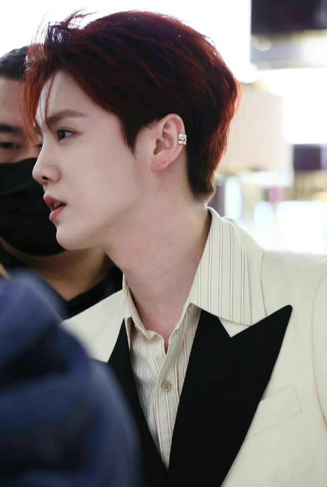 鹿晗|搜狐娱乐镜头下的鹿晗发福双下巴,粉丝怒指某媒体恶意搞小动作!