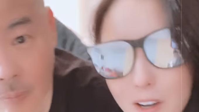 张柏芝|张柏芝一家过中秋，下厨做一桌家常菜接地气，嘟嘴献吻老爸太温馨