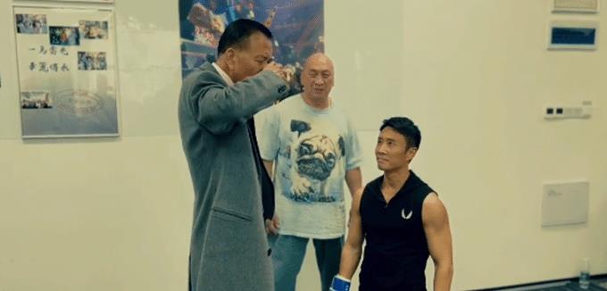 万梓良|万梓良收《战狼》男星为徒!喷对方一脸水,扬言是最后一位徒弟