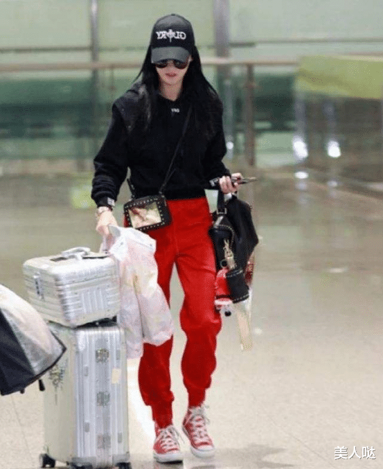 张柏芝|张柏芝真是老天爷追着喂饭吃！普通得不能再普通的卫衣，她穿都高级