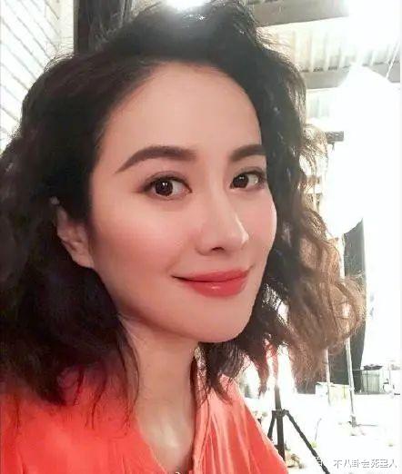 叶璇|叶璇也变脸！锥子脸大双眼皮太吓人，42岁未婚被封“疯批美人”