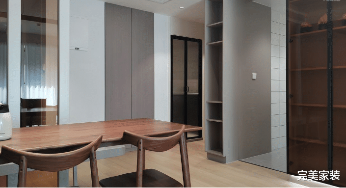 80平的新房子,单身业主利用高级灰+胡桃木,构建简约单身公寓