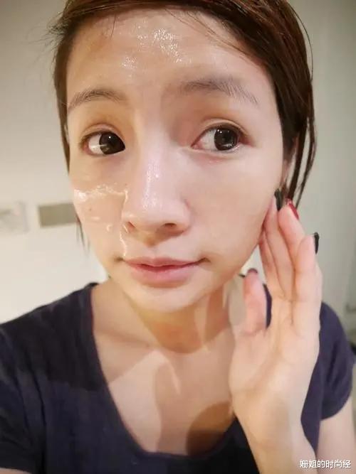 穿衣搭配 再次建议：女人涂精华液时，要避开3个误区，不浪费更易吸收