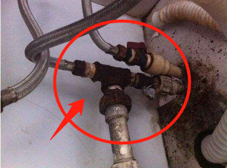 刚乔迁新家!老舅横眉竖眼唉叹道:这18处尽瞎装,没一点实际用