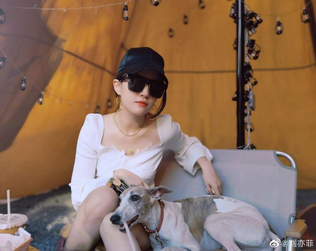 tiktok|刘亦菲晒国庆假期九宫格照，白色连衣裙超级性感，身边狗狗抢眼