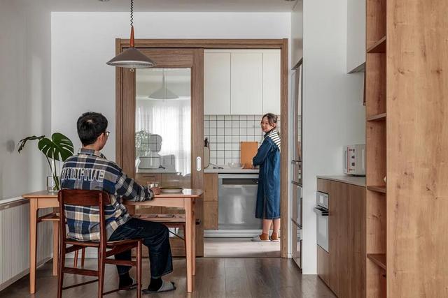 她家不豪华，可一进玄关就把我迷住，全屋高级大气堪称装修榜样！