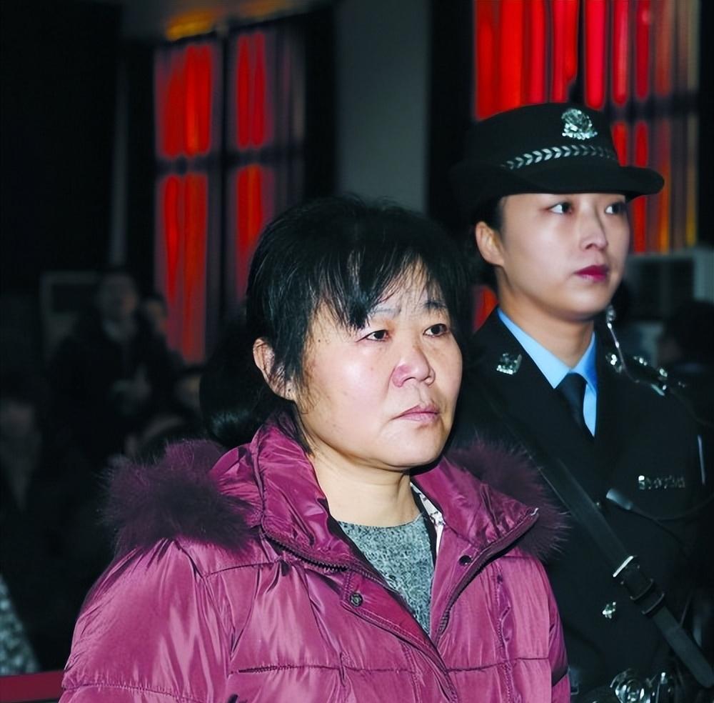 2013年产科主任贩婴被判死缓,专挑熟人下手,案发曾欲用2万私了