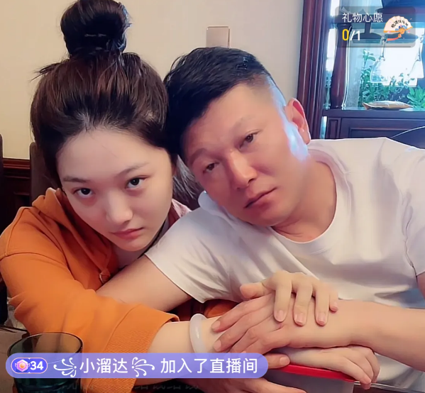 历小峰|历小峰18岁女儿首次出镜，五官酷似葛珊珊，和父亲肢体接触引热议