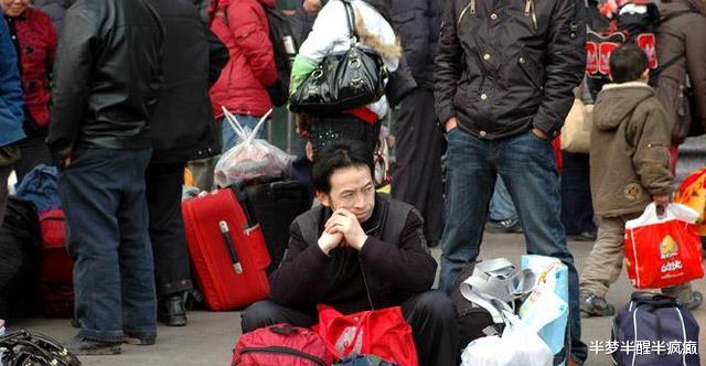 大学|临近放假，大学女生在练习背行李，网友：背的不止行李，更是青春