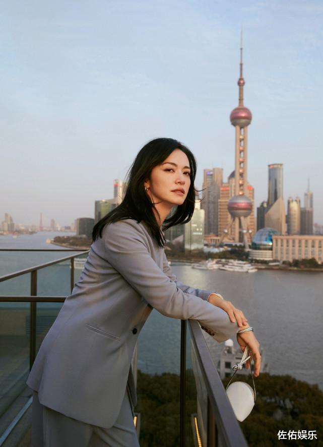 姚晨|42岁姚晨晒照优雅似少女，纤细美腿抢镜，戴戒指力证感情甜蜜