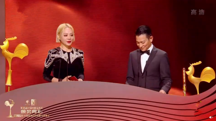 朱一龙|金鸡奖：朱一龙拿影帝台下男星偷偷撇嘴！奚美娟时隔31年，再拿影后