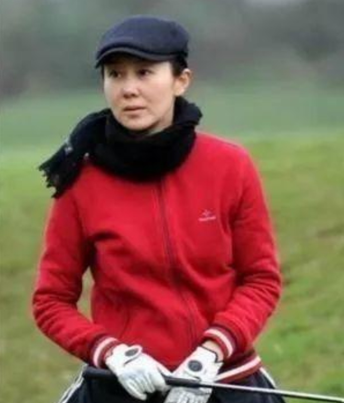 薛凯琪|冯小刚女儿冯思羽：心疼被抛弃的生母，也同情继母徐帆的“遭遇”