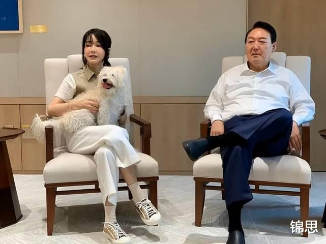 尹锡悦 韩国第一夫人雨中营业！尹锡悦帮她穿雨衣，少女脸太美了