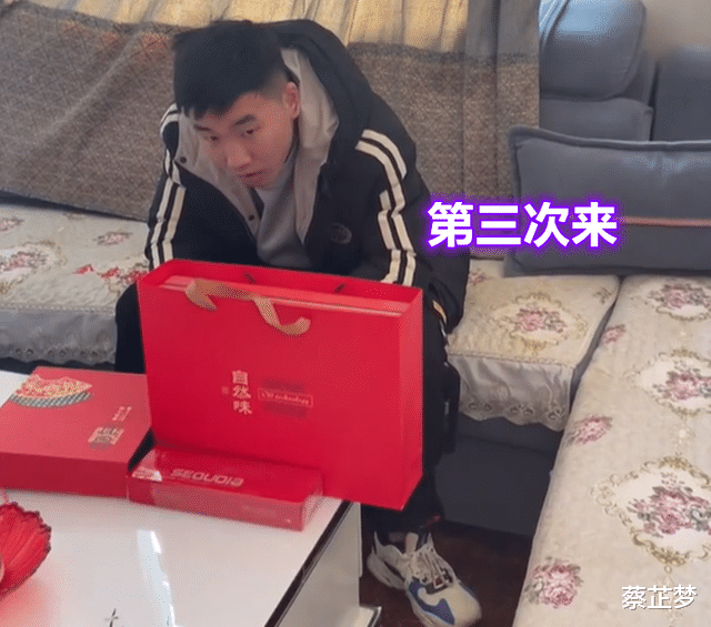 死缠烂打了?河南一00后相亲被拒,仍隔三岔五地给女孩送“礼物”