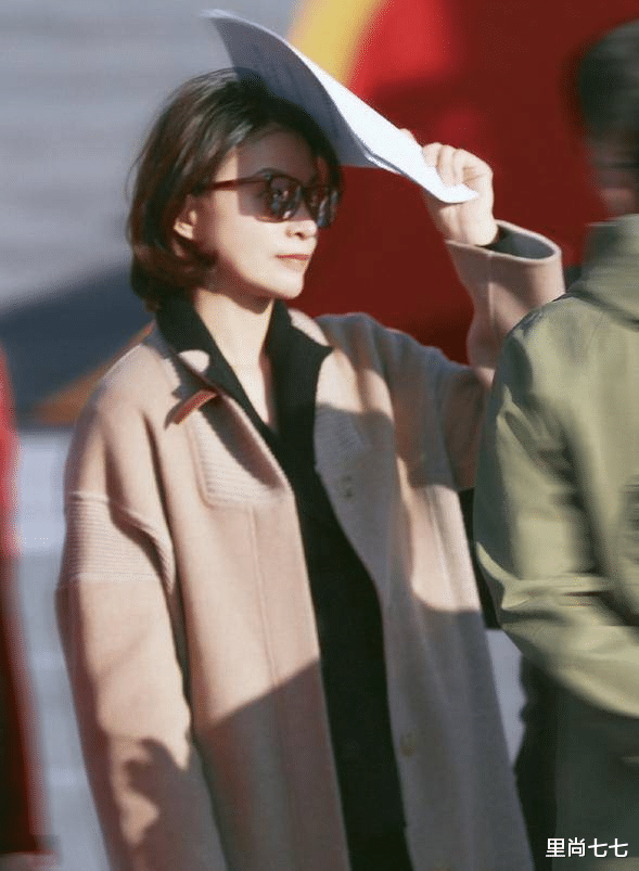 董卿|董卿生活照罕见曝光，背6万6爱马仕等司机来接，军人站姿超养眼