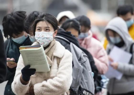 留学生|留学圈子怪现象，不求“镀金”只求“逃离内卷”，洋学历会贬值吗