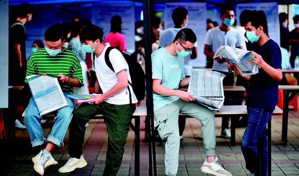 张歆艺|“进厂拧螺丝不丢人”,大学生出现白菜化,储殷教授看法引热议!