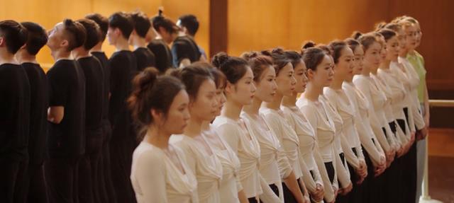 白百何|《我们这十年》白百何演技再出圈?新造型接地气,用匠心打磨专业