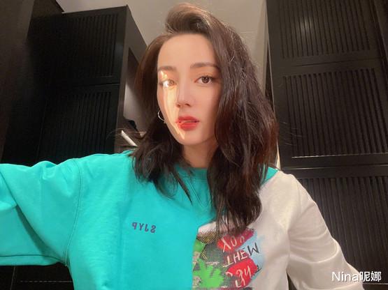 迪丽热巴|迪丽热巴打卡都江堰,江边开衫挂肩秀身材真大方,杨幂穿搭更窈窕