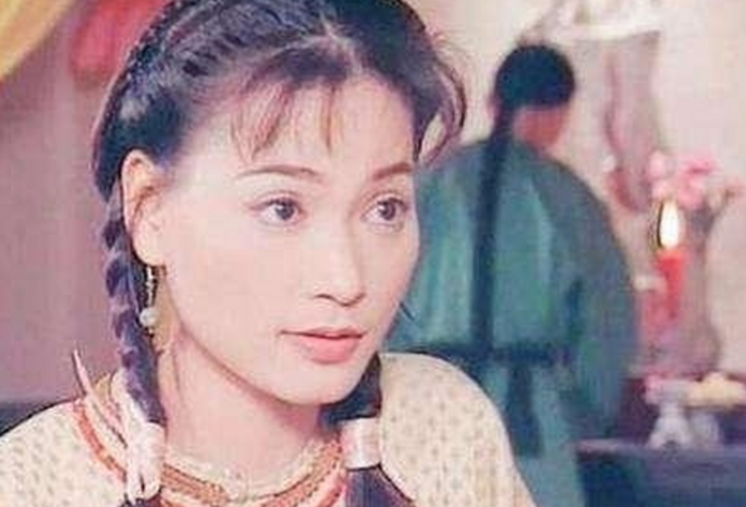 吴京|吴京最落魄的时候她选择离开,转身就嫁入豪门,如今在路边摆摊