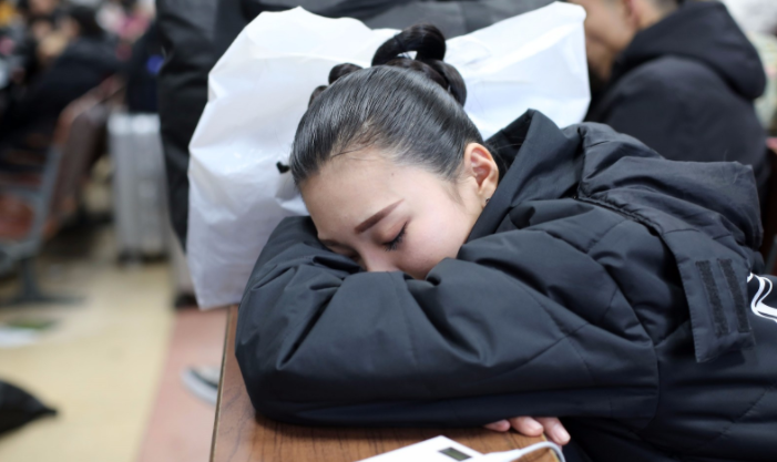 珠海科技学院出了大冤种, 捡到女生饭卡归还被要求道歉, 说影响心情