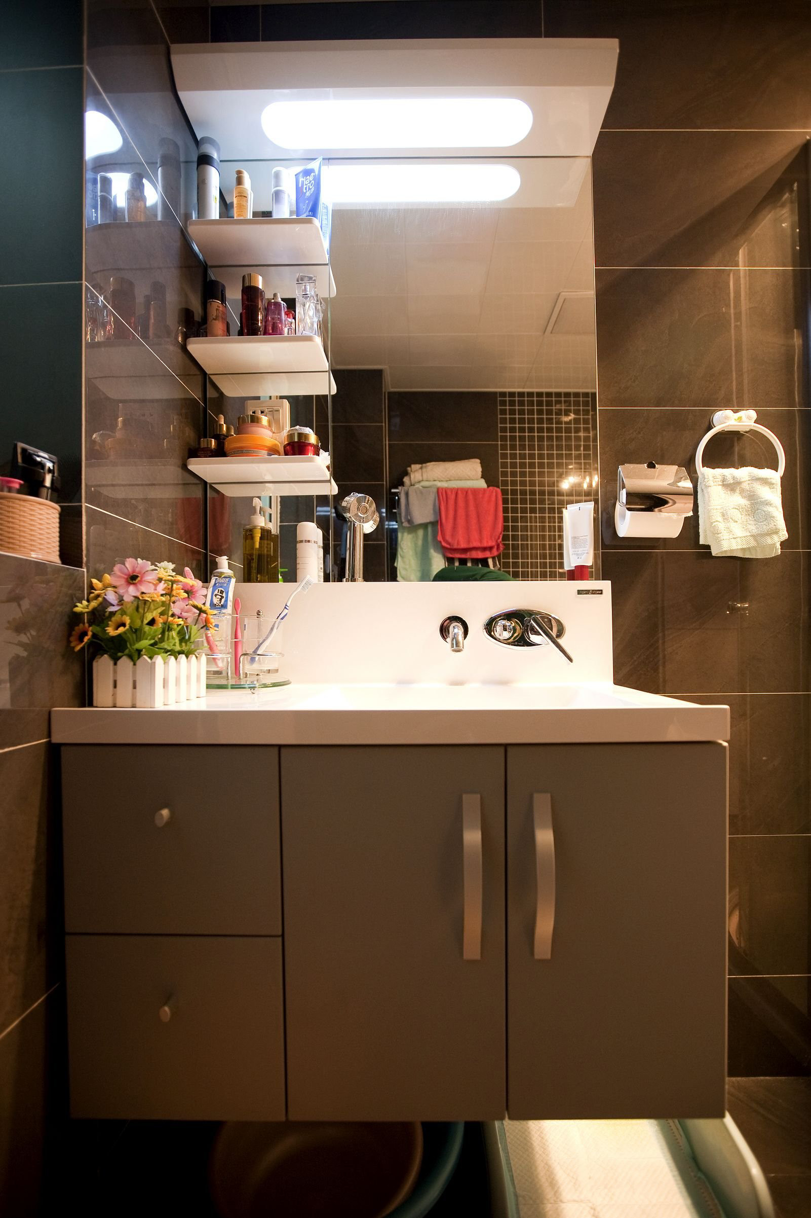 去朋友新家,我一看客厅没阳台,采光差,皱了下眉他就不高兴了!