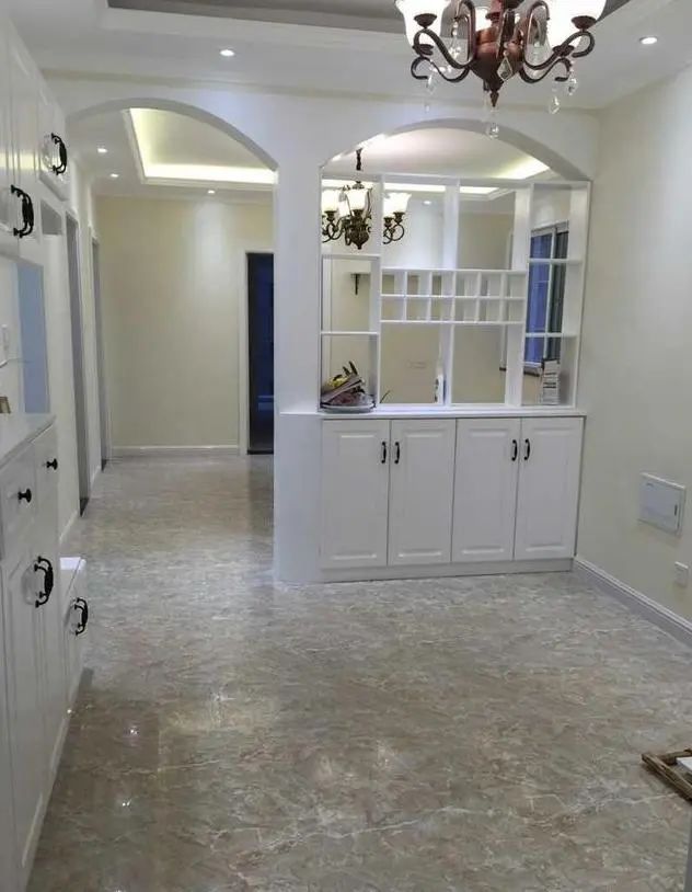 刚打扫完的新家美极了,可惜的就是橱柜没有做到顶,不易清洁