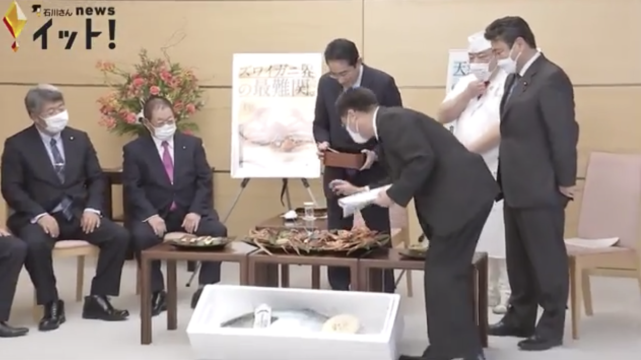 岸田吃高级海鲜自称“感觉成了超有钱的人”，日本网民吐槽！