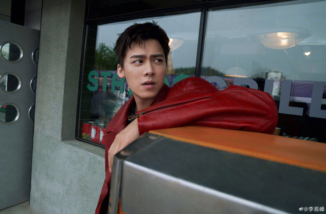 李易峰|李易峰事件持续发酵，经纪人辟谣引质疑，更牵扯到李胜利和杨幂