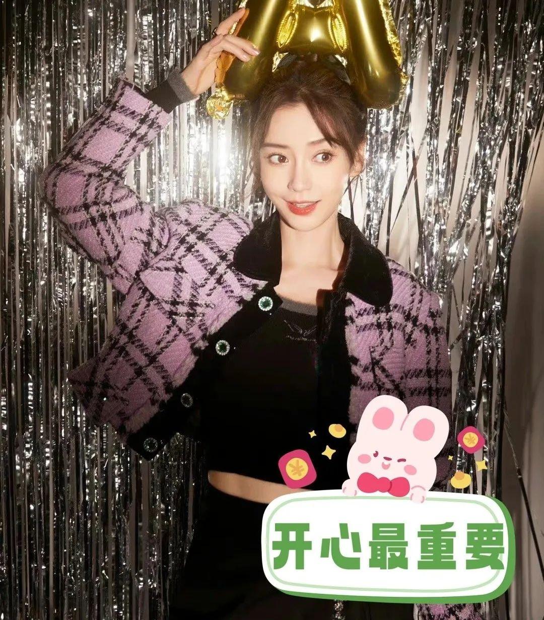 宋茜|baby花2600抢会员座拿荧光棒支持韩国艺人,现场摆拍合影特别开心