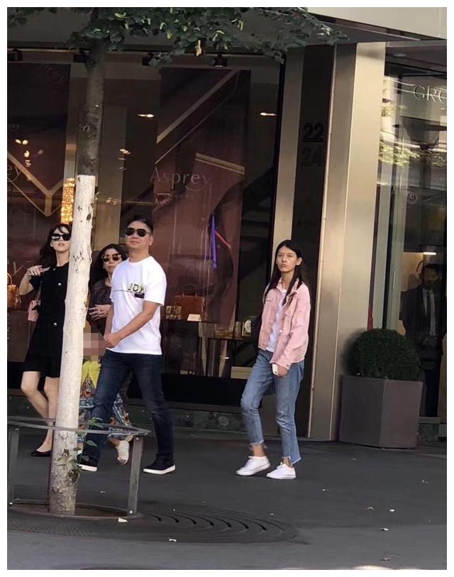 刘强东感染新冠，陪章泽天在家待产超贴心，发福明显嘴巴有点歪