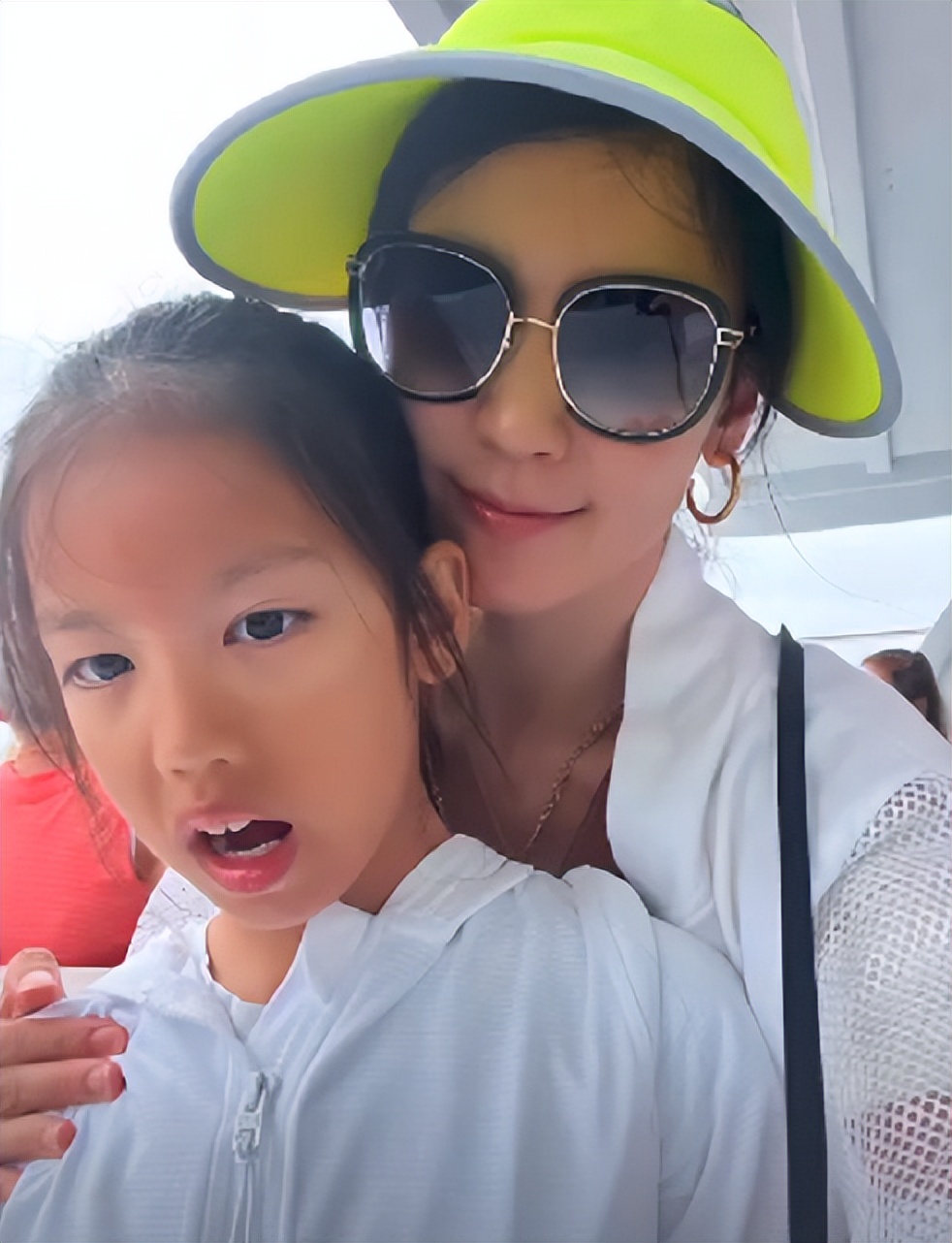 林熙蕾|林熙蕾携全家度假颜值逆龄，与富豪老公如隔代，俩女儿似妈颜值高
