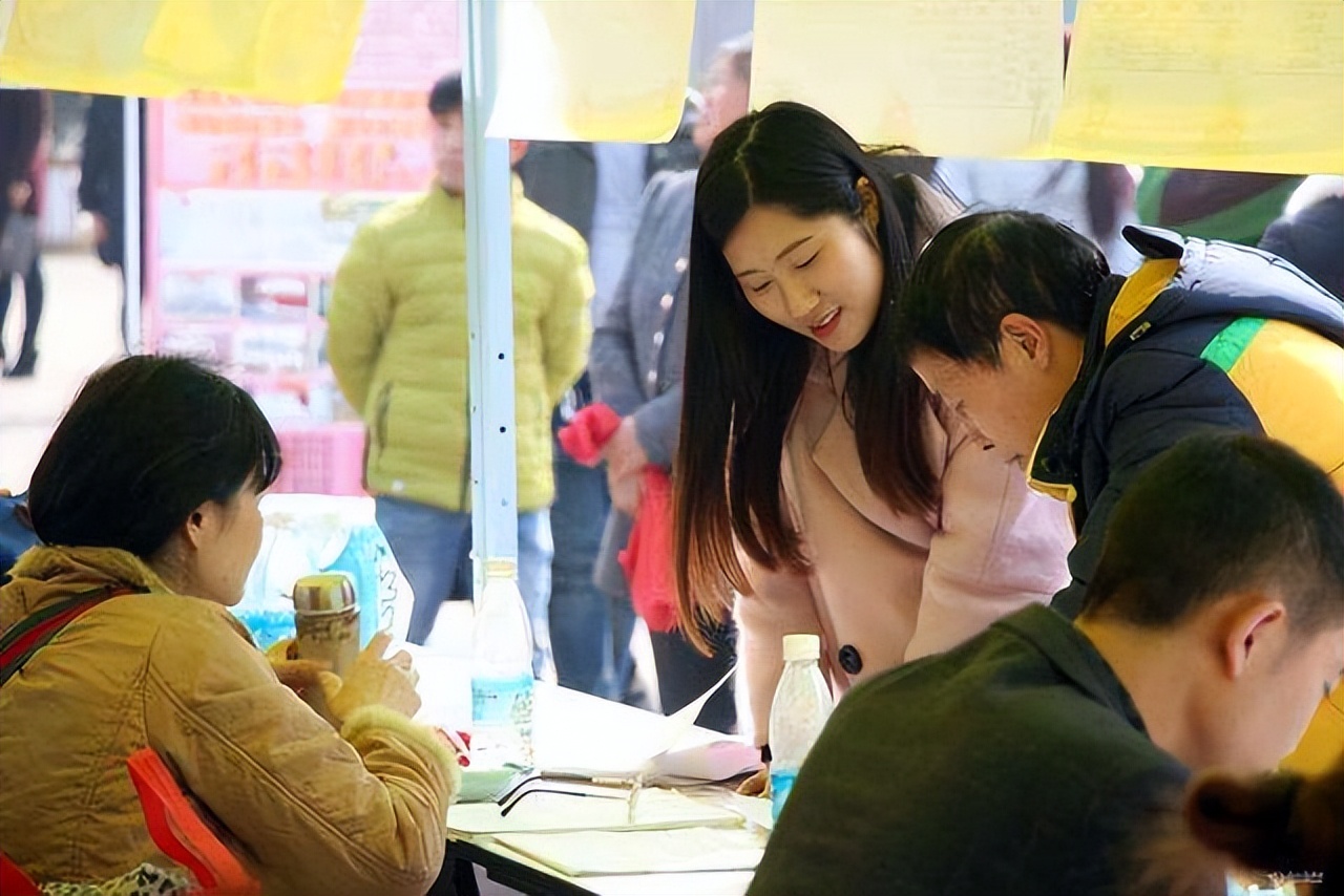 幼儿园|娃上学后,宝妈当保育员能兼顾接送和赚钱?工作一个月就被劝退了