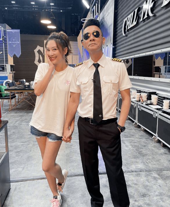 陈小春|陈小春晒小儿子近照,HoHo靠爸爸肩膀上,五官秀气被误认为是女生