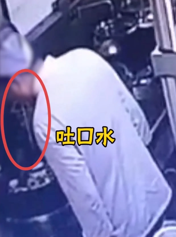 “居然往锅里吐口水, 我想起来就恶心!”陕西,西安,男子带家人去某品牌餐厅吃饭