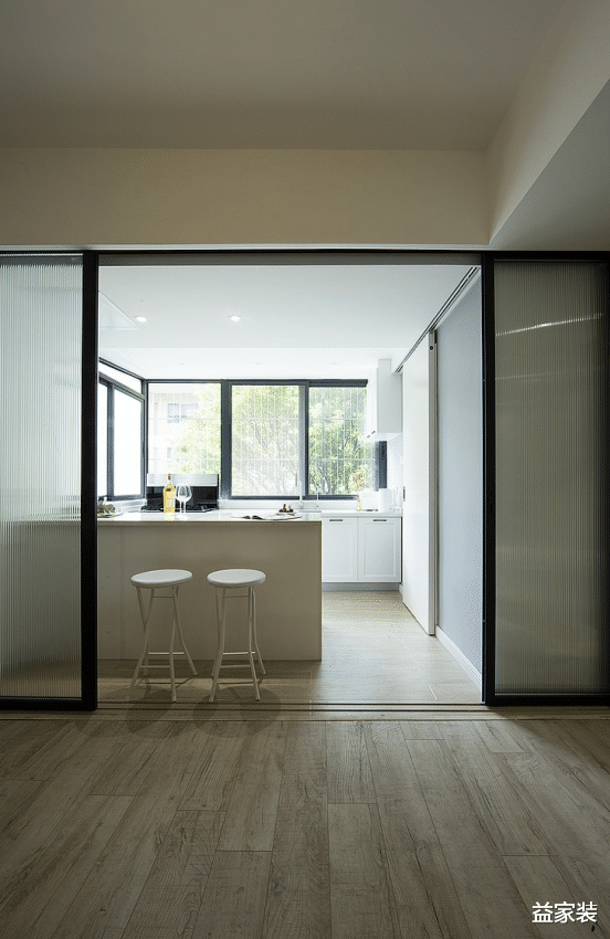 客厅没有电视没有背景墙,却非常的大气,这个装修太有远见了!