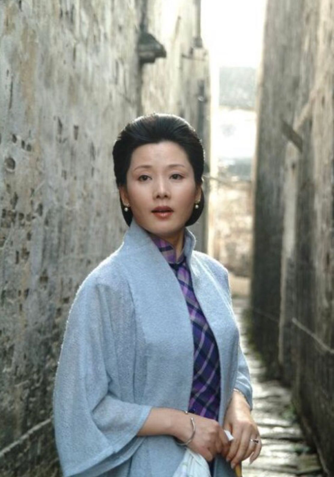 发型 中年女人放弃“黑长直”吧!选这些发型更显气质,看何赛飞就知道