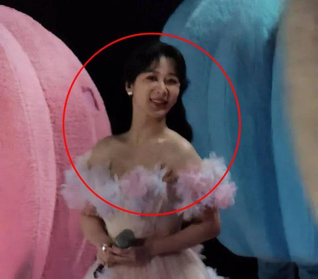 杨紫|杨紫人美歌甜？经网友深扒生图臃肿显胖，网友：后背像贾玲