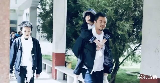 李亚鹏|50岁李亚鹏再婚!31岁妻子给李家添丁进口,一对二,替李嫣捏把汗