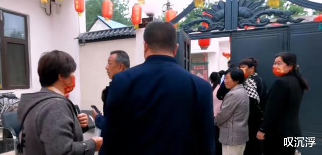 朱之文|朱单伟定亲后,大衣哥家迎来首批游客,大巴车上还贴着“囍”字